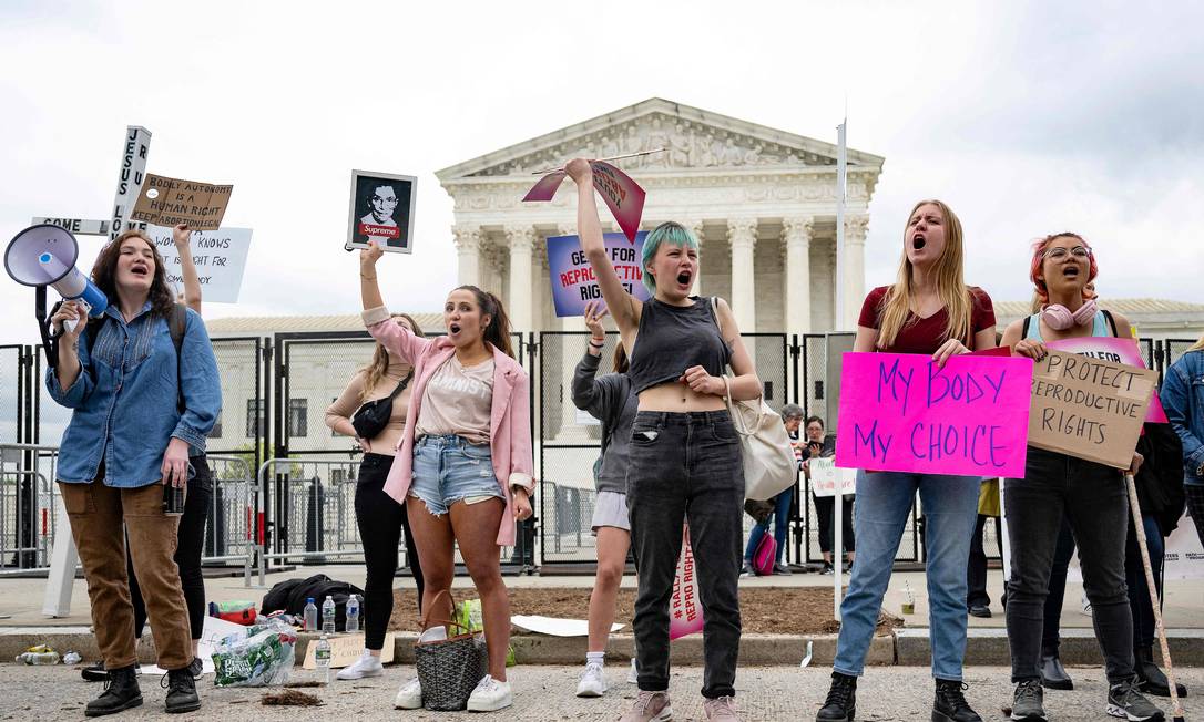 Manifestantes exibem cartazes em defesa do aborto, em frente à Suprema Corte, em Washington Foto: JIM WATSON / AFP