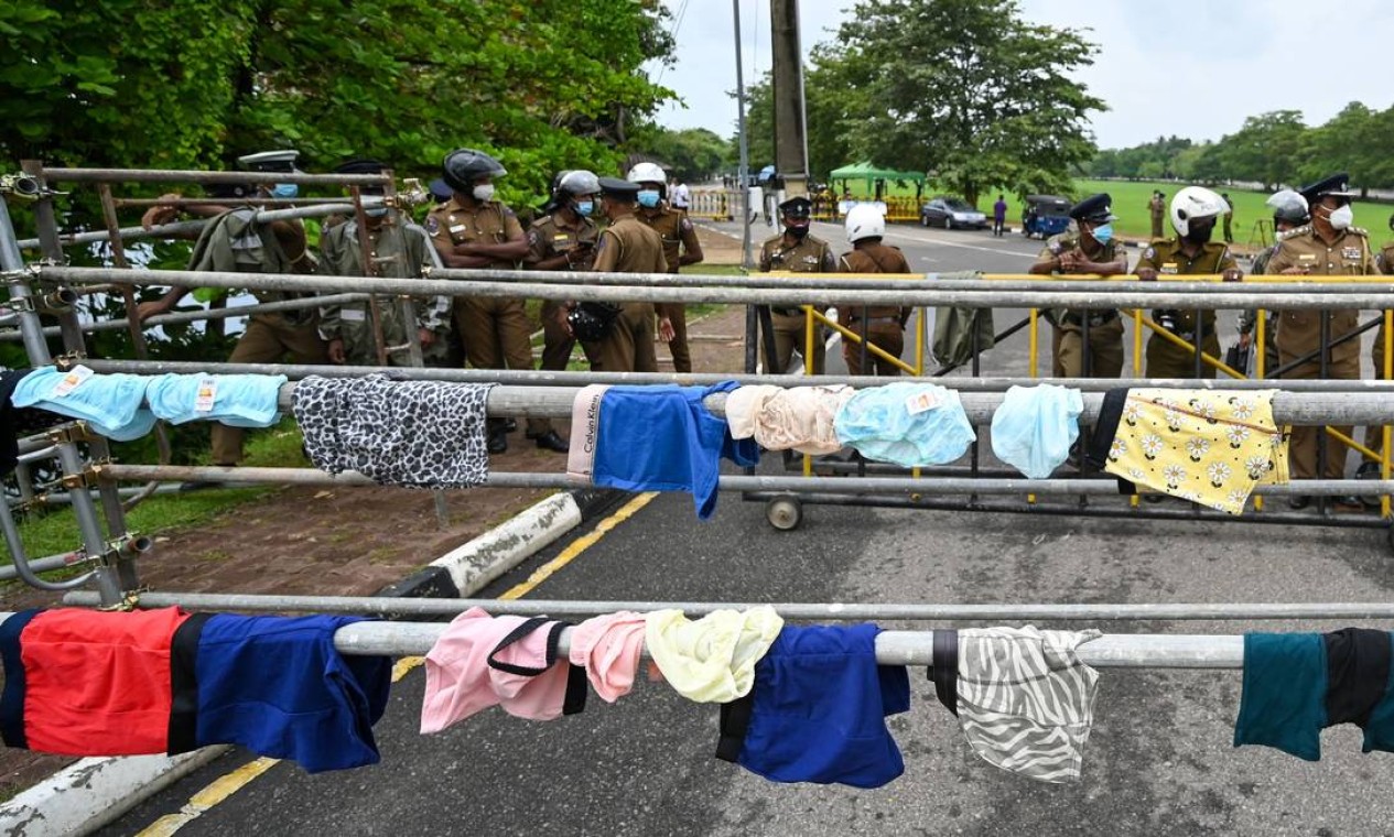 Manifestantes penduram cuecas em bloqueio das forças de segurança durante protesto exigindo a renúncia do presidente, Gotabaya Rajapaksa, devido à crise econômica, perto do prédio do parlamento, em Colombo Foto: ISHARA S. KODIKARA / AFP