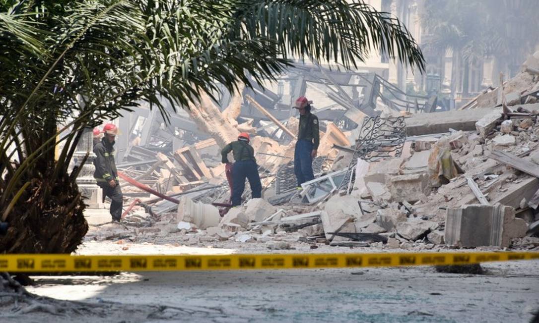 Equipes de resgate buscam sobreviventes em escombros após explosão no Hotel Saratoga Foto: ADALBERTO ROQUE / AFP