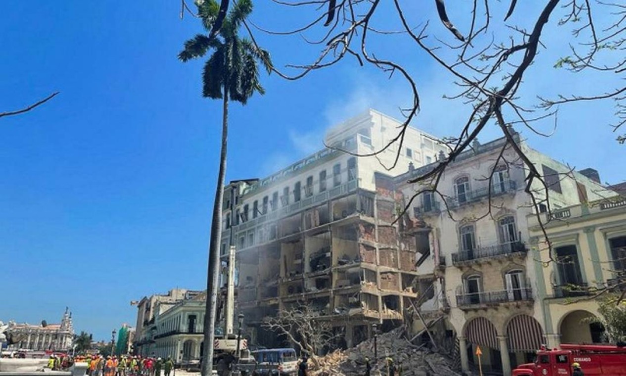 Parte do Hotel Saratoga ficou destruída após explosão Foto: ALEXANDRE MENEGHINI / REUTERS