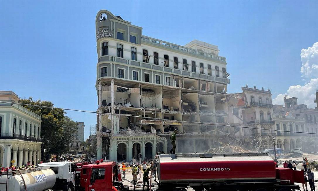 Bombeiros trabalham no local após explosão destruir o Hotel Saratoga, em Havana Foto: ALEXANDRE MENEGHINI / REUTERS