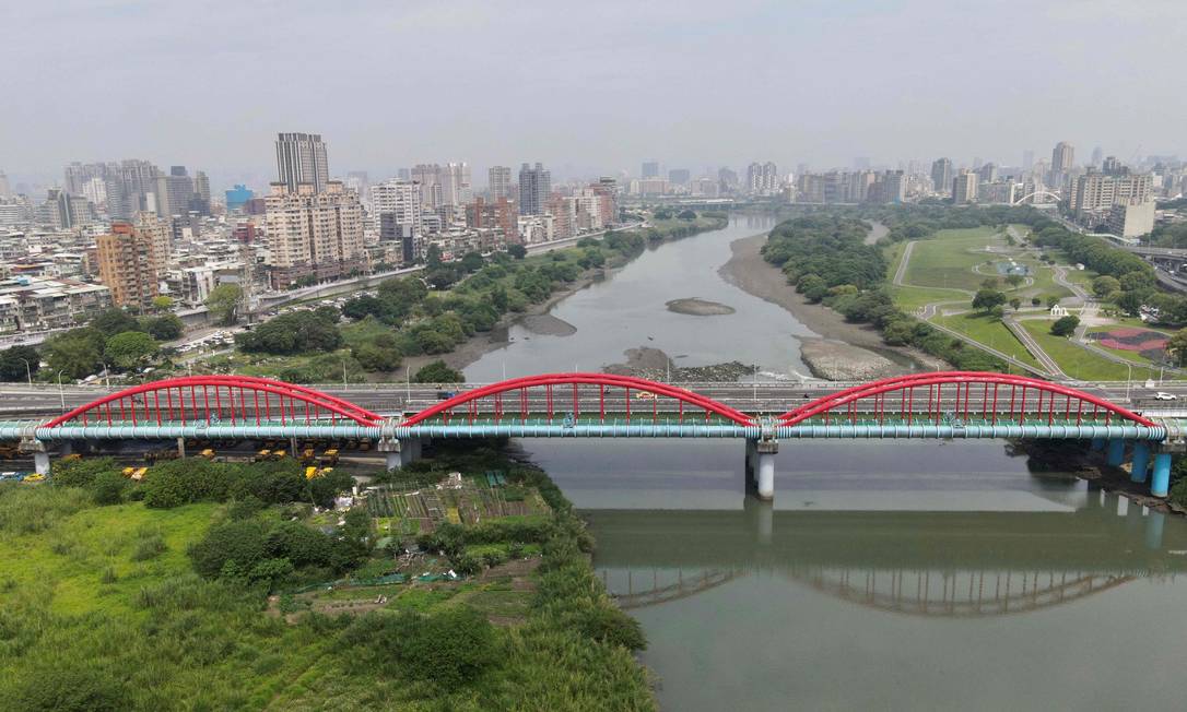 Ponte liga a capital, Taipei, à vizinha Nova Taipei: China insiste em pressionar governo de Taiwan Foto: SAM YEH / AFP/23-4-2022