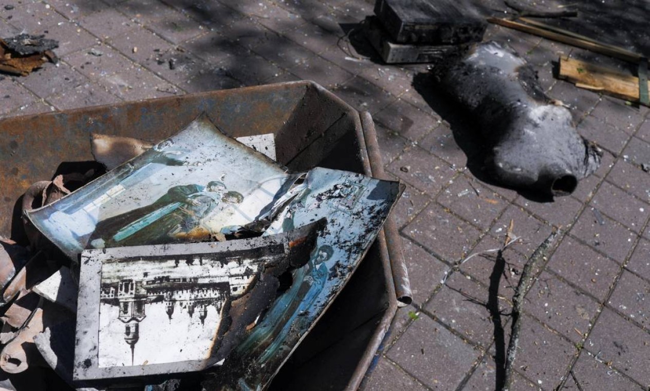 Itens danificados após bombardeio russo ao Museu Nacional Hryhoriy Skovoroda, na Ucrânia Foto: RICARDO MORAES / REUTERS