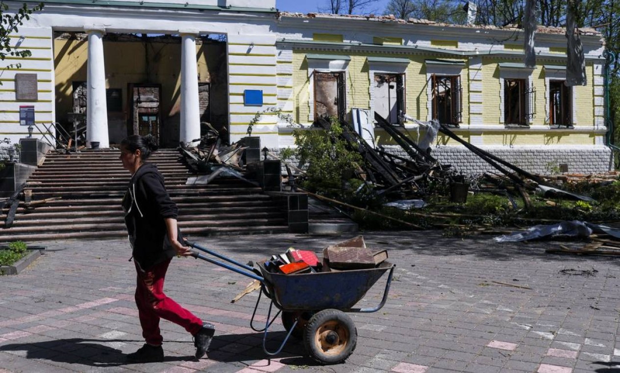 Funcionário carrega itens danificados no Museu Nacional Hryhoriy Skovoroda após bombardeio russo Foto: RICARDO MORAES / REUTERS