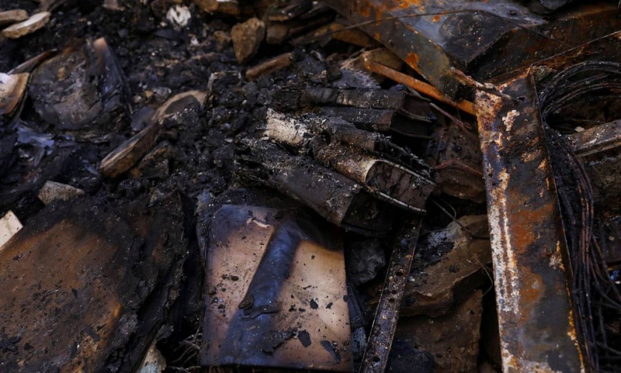 Itens queimados após bombardeio russo ao Museu Nacional Hryhoriy Skovoroda, na Ucrânia Foto: RICARDO MORAES / REUTERS