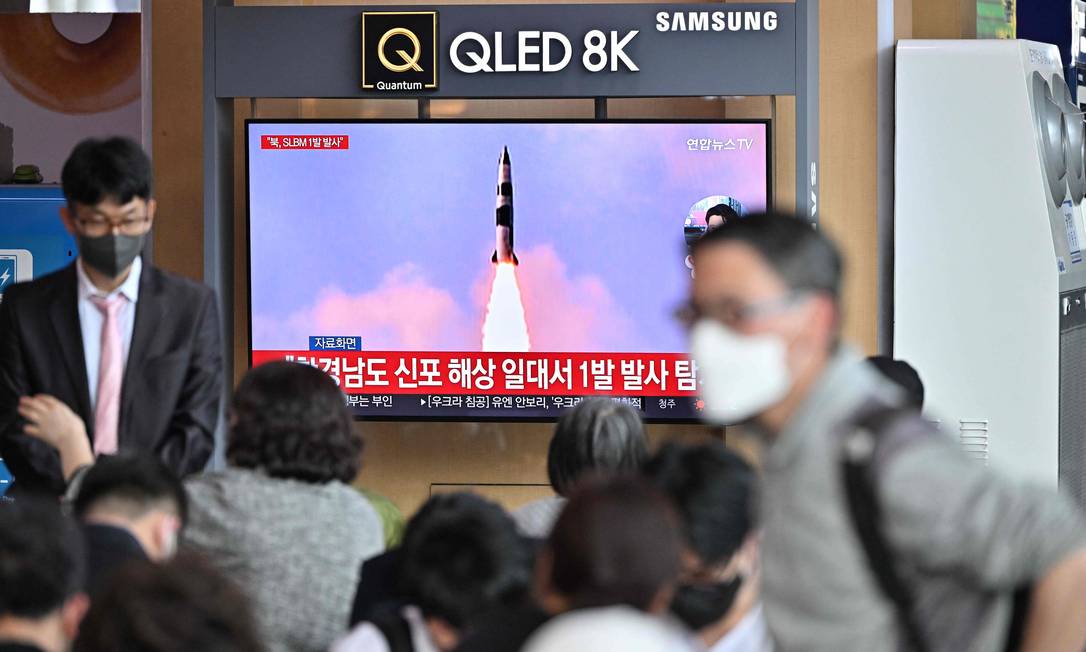 Pessoas assistem a um programa na televisão em Seul com imagens de arquivo de um teste de míssil da Coreia do Norte Foto: Jung Yeon-je / AFP