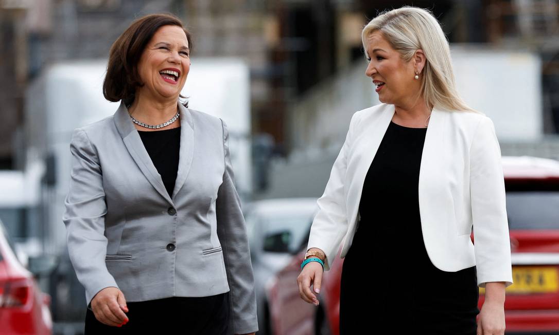 Michelle O'Neill e Mary Louise McDonald, líderes do Sinn Féin, em Belfast: vitória histórica do partido da Irlanda do Norte Foto: JASON CAIRNDUFF / REUTERS