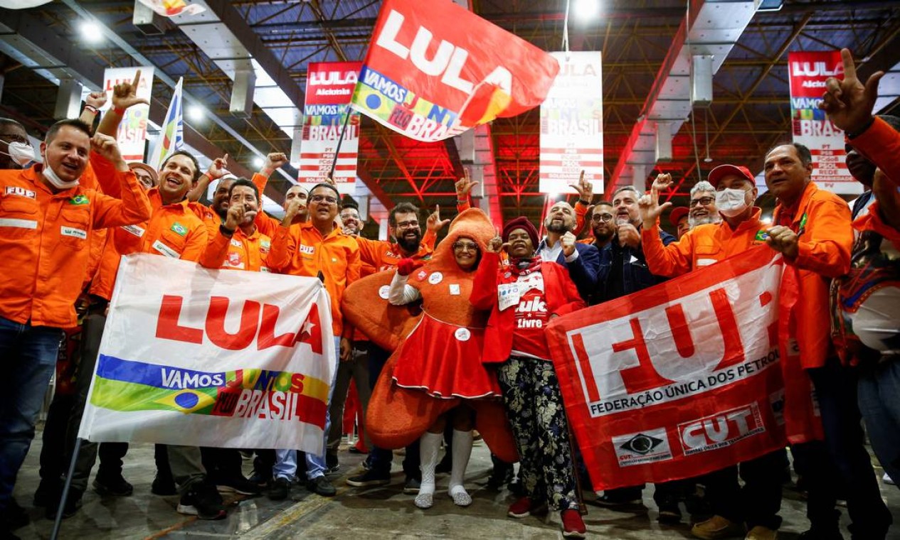 Integrantes de movimetnos sociais e organizações de trabalhadores se reuniram para o lançamento da pré-candidatura de Lula — Foto: Carla Carniel / REUTERS Foto: CARLA CARNIEL / REUTERS