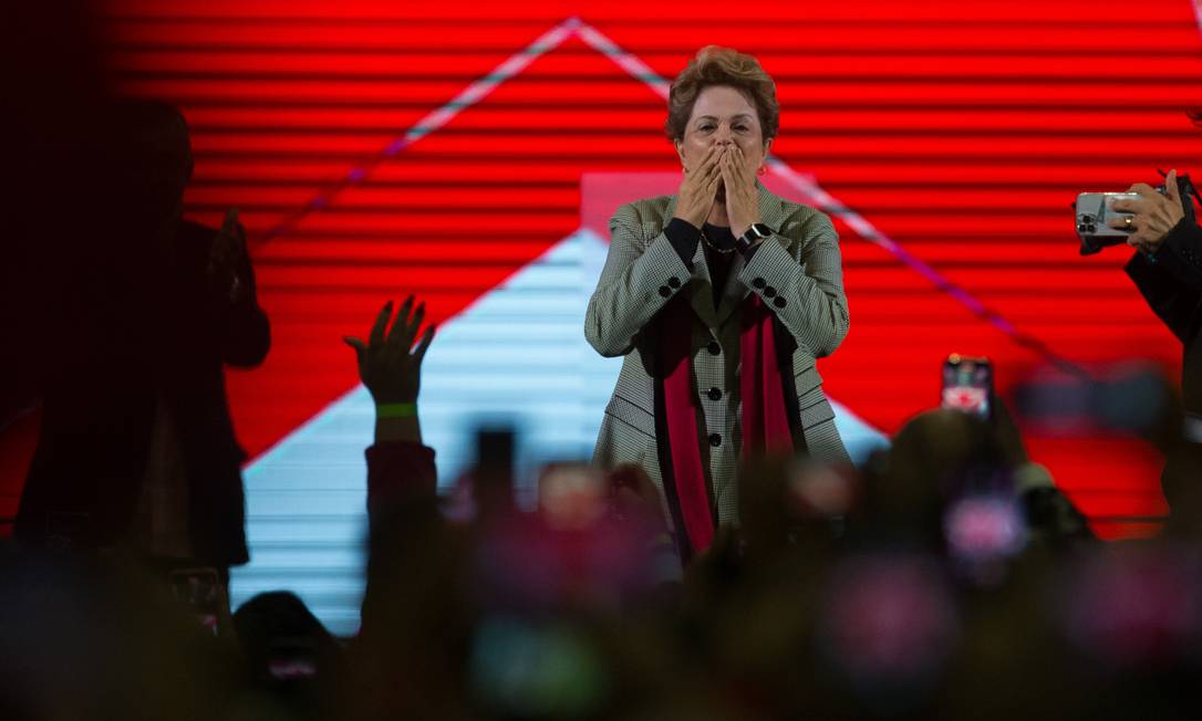 Ex-presidenta Dilma Rousseff manda beijo para público durante lançamento da pré-candidatura de Lula à presidência — Foto: Edilson Dantas / O Globo Foto: Edilson Dantas / Agência O Globo