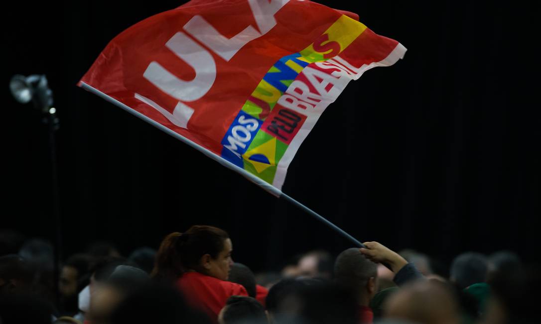 Apoiador agita bandeira com nome de Lula durante lançamento da pré-candidatura Foto: Edilson Dantas / Agência O Globo
