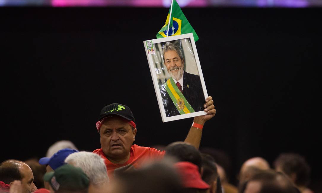 Apoiador carrega quadro com reprodução do retrato oficial de Lula como presidente da República — Foto: Edilson Dantas / O Globo Foto: Edilson Dantas / Agência O Globo