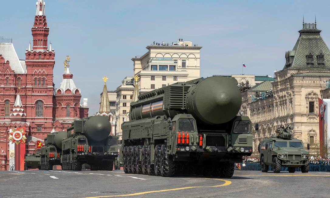 Veículos militares russos participam na Praça Vermelha do ensaio para o desfile do Dia da Vitória desta segunda-feira Foto: MAXIM SHEMETOV / REUTERS/7-5-2022