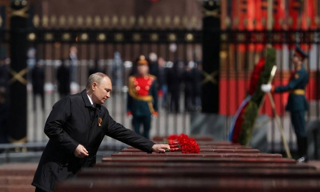 Rutin deposita uma rosa sobre o Túmulo do Soldado Desconhecido nesta segunda-feira, aniversário da vitória sobre o nazismo, em Moscou Foto: SPUTNIK / via REUTERS