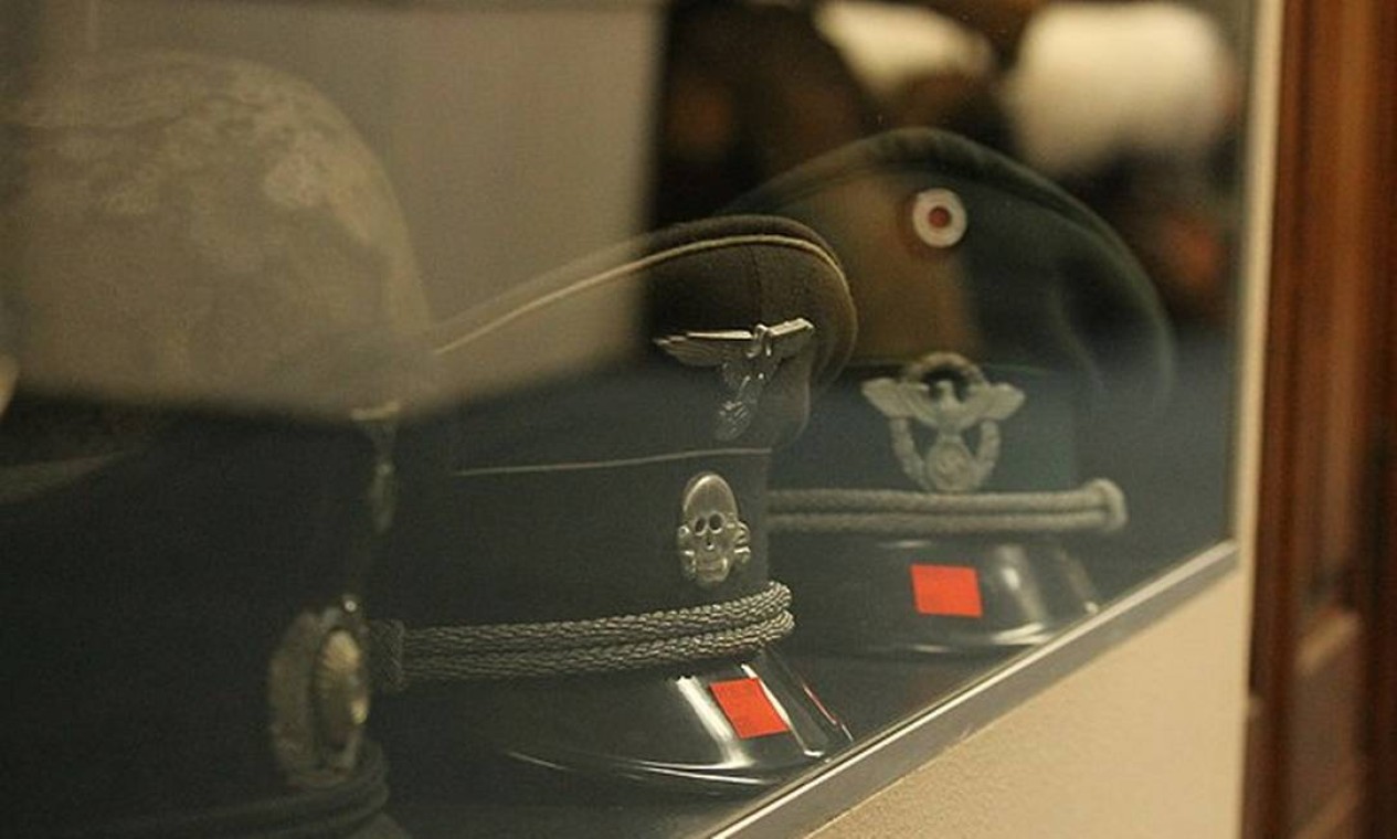 Caps militares com insígnias nazistas (a caveira e a águia) Foto: Reprodução da internet