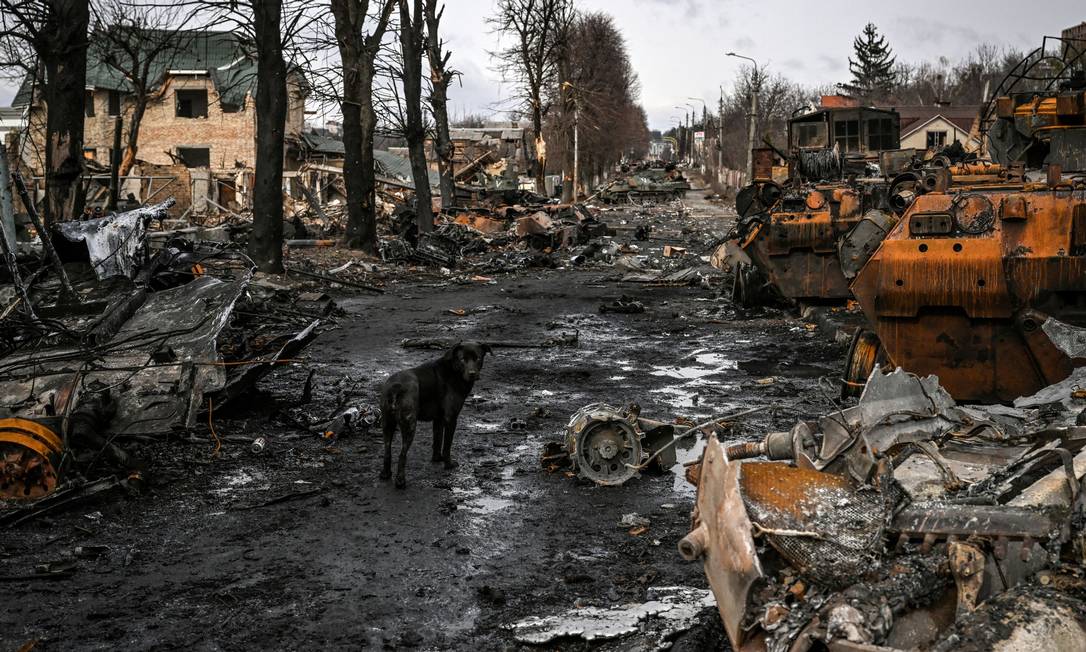 Imagens de destruição na cidade de Bucha, nos arredores de Kiev, no dia 4 de março Foto: ARIS MESSINIS / AFP