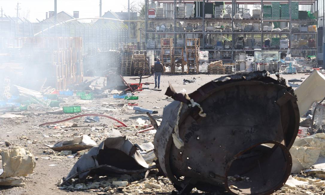 Fragmentos de mísseis diante de um centro comercial bombardeado na segunda-feira em Odessa Foto: OLEKSANDR GIMANOV / AFP