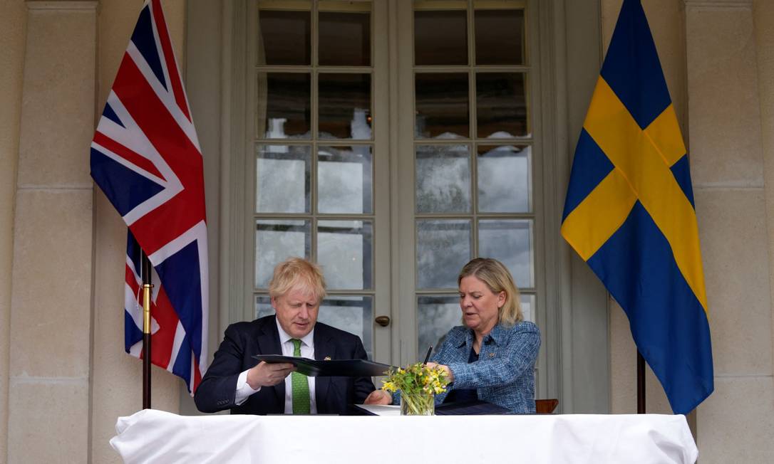 A primeira-ministra sueca, Magdalena Andersson, ao lado do premier britânico, Boris Johnson Foto: POOL / REUTERS