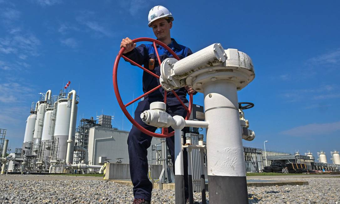 Trabalhador opera equipamento de gás em Baumgarten, na Áustria: instalação recebe importações da Rússia Foto: JOE KLAMAR / AFP
