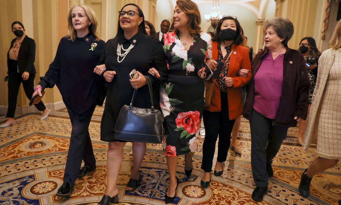Deputadas democratas marcham em direção ao Senado antes da votação de projeto de lei Foto: STRINGER / REUTERS