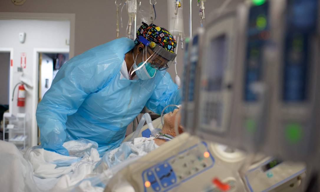 Enfermeira atende paciente com Covid-19 em Houston, Texas, em dezembro de 2020 Foto: MARK FELIX / AFP