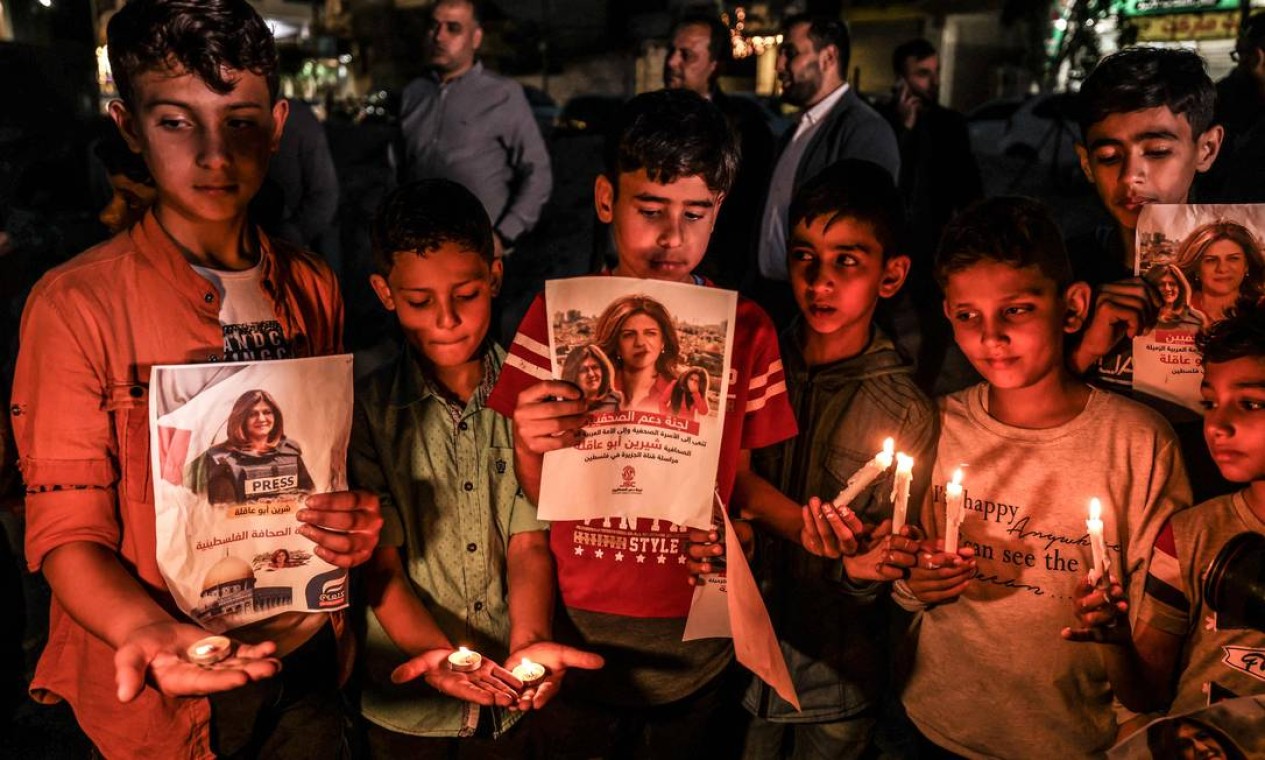 Crianças participam de vigília à luz de velas para condenar o assassinato do jornalista palestina de 51 anos da Al-Jazeera, Shireen Abu Akleh, na Cidade de Gaz Foto: MAHMUD HAMS / AFP