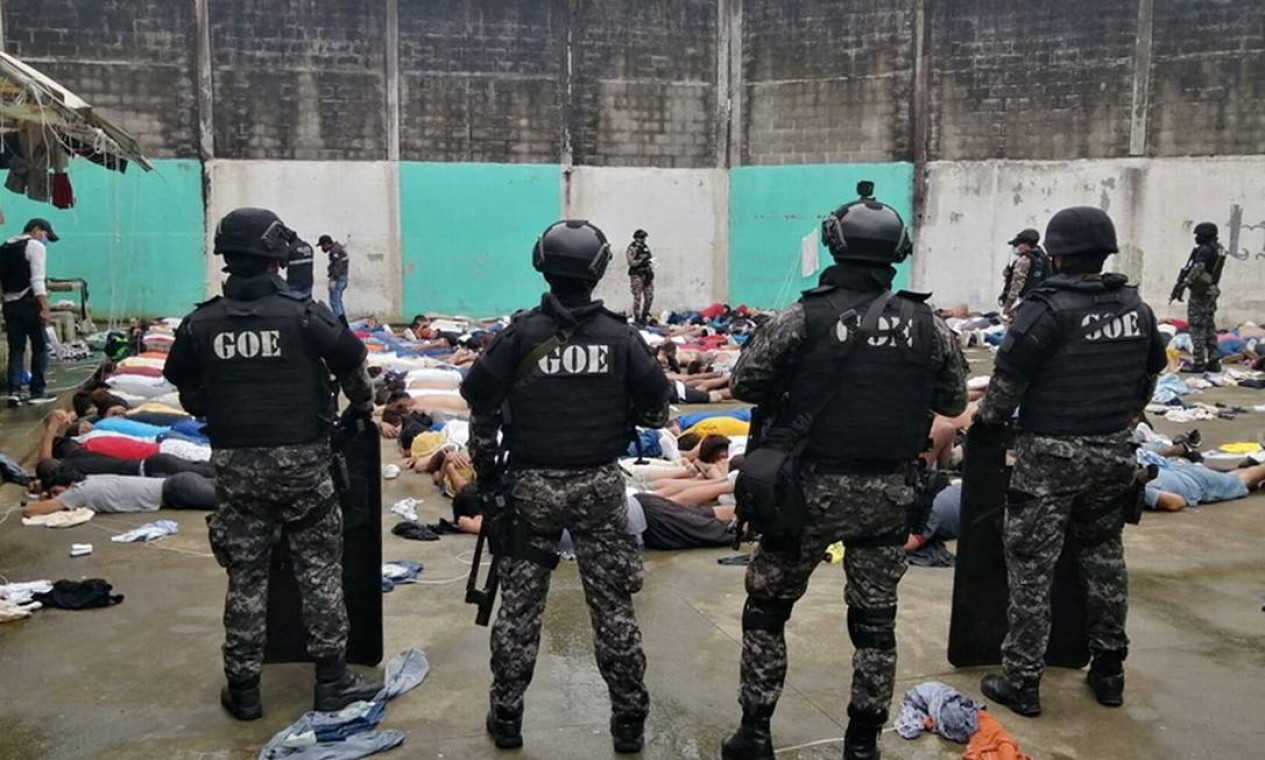 Policiais e soldados reprimiram na quarta-feira uma nova tentativa de motim na mesma prisão de onde 44 detentos foram mortos na tentativa de capturá-los novamente Foto: - / AFP