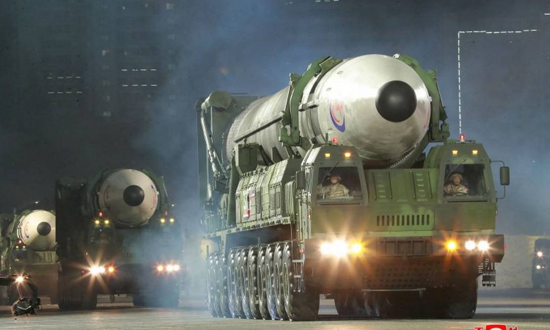 Míssil intercontinental Hwasong-17 durante desfile militar na Coreia do Norte em 25 de abril de 2022 Foto: KCNA VIA KNS / AFP