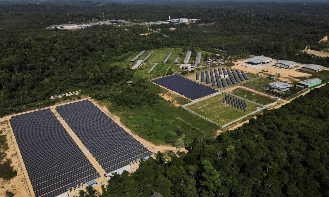 Imagem aérea da fazenda de energia solar Bemol, nos arredores de Manaus Foto: BRUNO KELLY / REUTERS