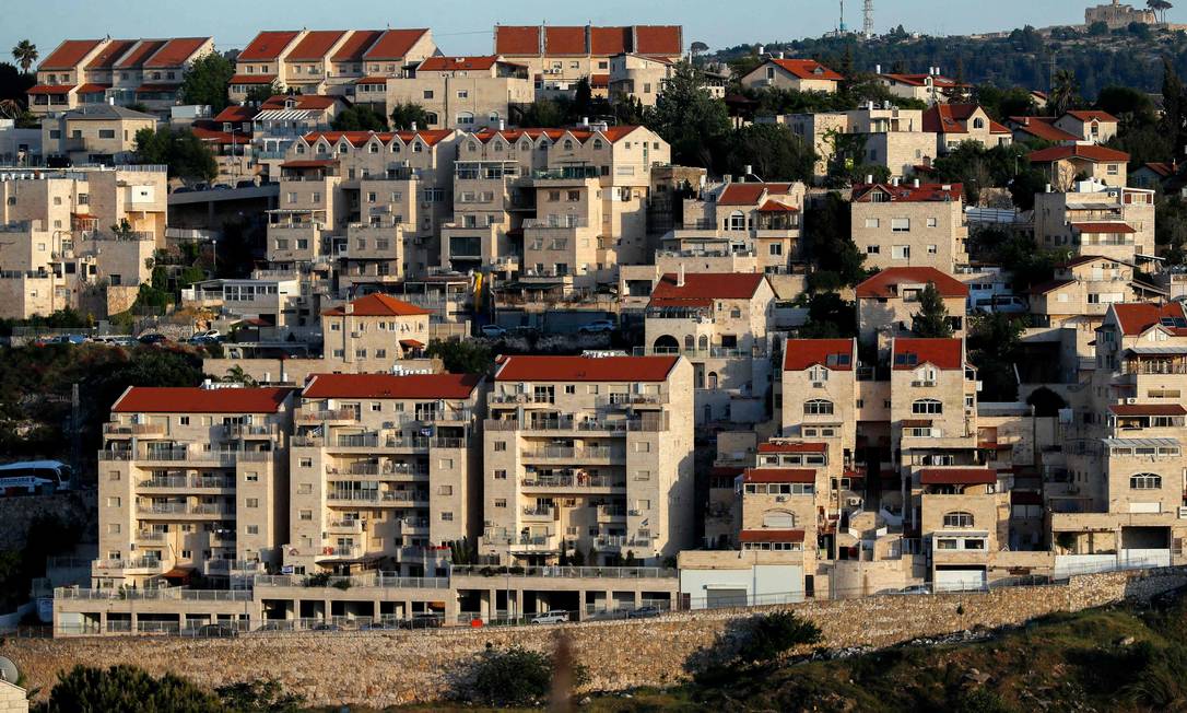 Vista do assentamento judaico de Givat Zeev, entre Jerusalém e Ramallah, na Cisjordânia ocupada por Israel Foto: Ahmad Gharabli / AFP / 10-5-2022