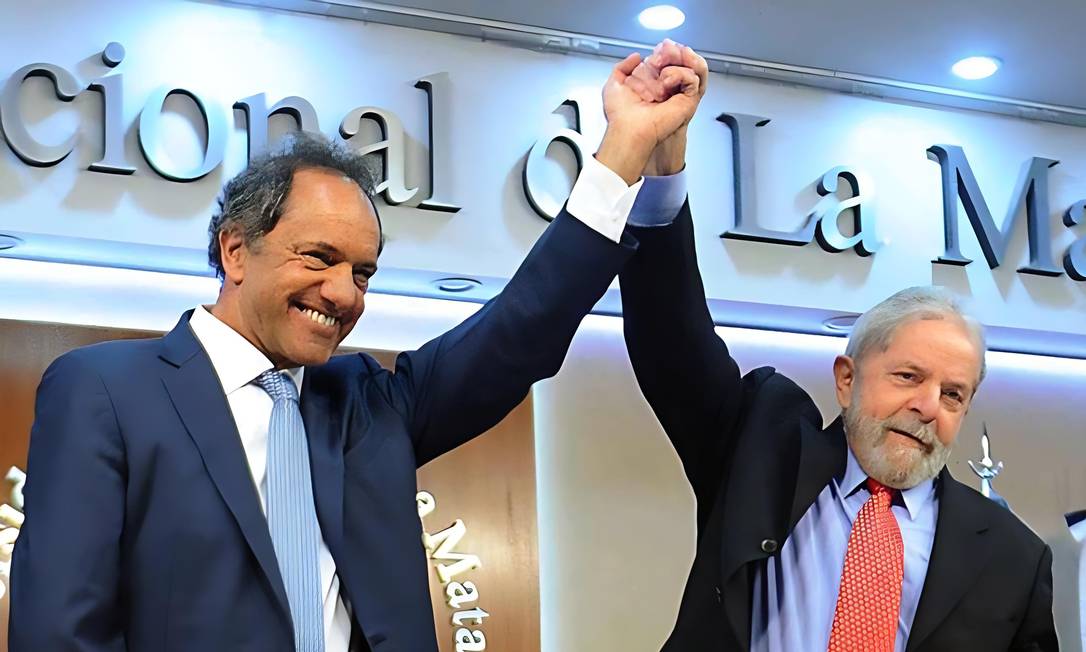 O embaixador da Argentina no Brasil, Daniel Scioli, e o ex-presidente Lula: bom relacionamento com todos os setores do país Foto: Agência O Globo