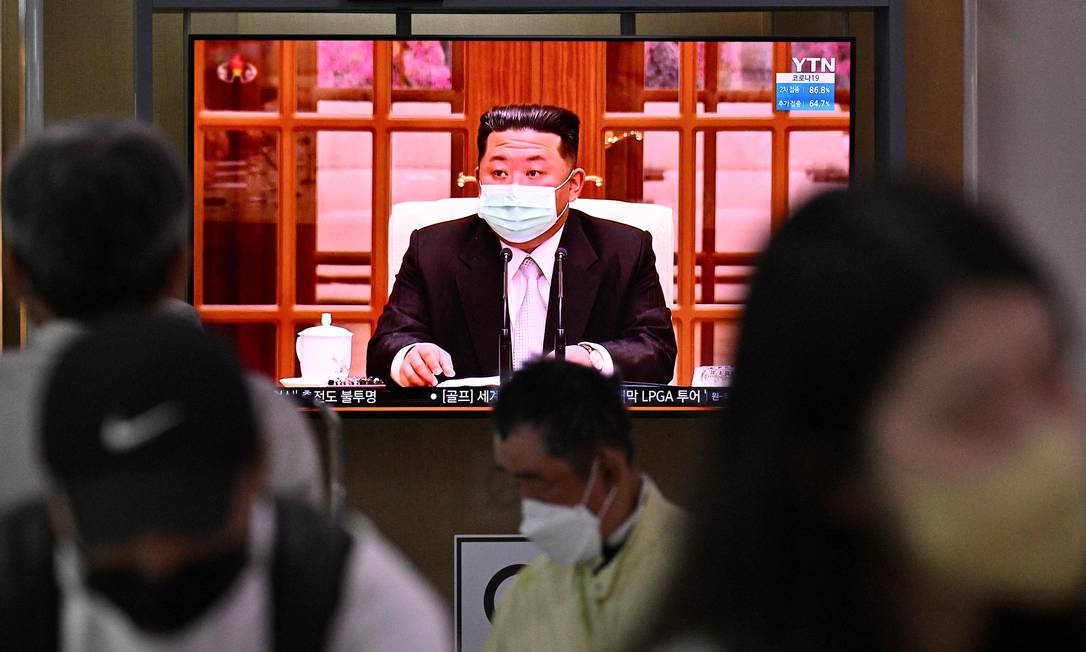 Transmissão de notícias em Seul mostra o líder da Coreia do Norte, Kim Jong-un, ordenando confinamentos no país após relatar os primeiros surtos de Covid Foto: Anthony Wallace / AFP