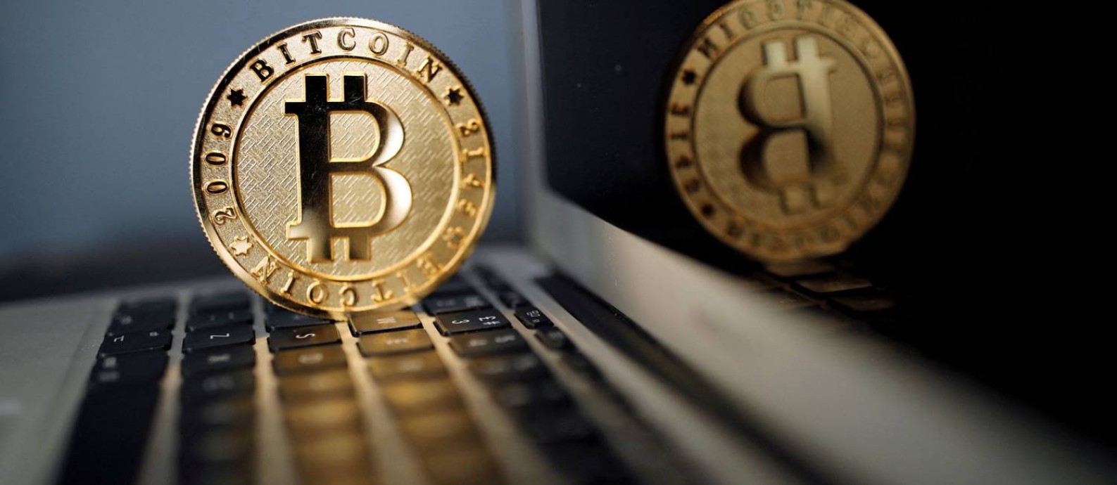 Representação da moeda digital bitcoin Foto: BENOIT TESSIER / REUTERS/23-6-2017