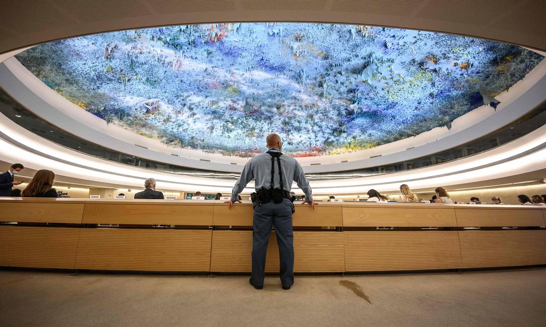 Um segurança observa a reunião do Conselho de Direitos humanos em Genebra Foto: FABRICE COFFRINI / AFP
