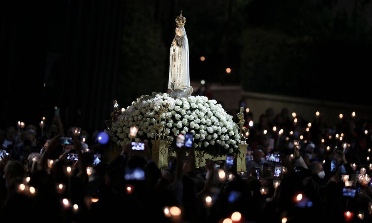 Fiéis fazem romaria para Nossa Senhora de Fátima em seu Santuário, no centro de Portugal Foto: FILIPE AMORIM / AFP