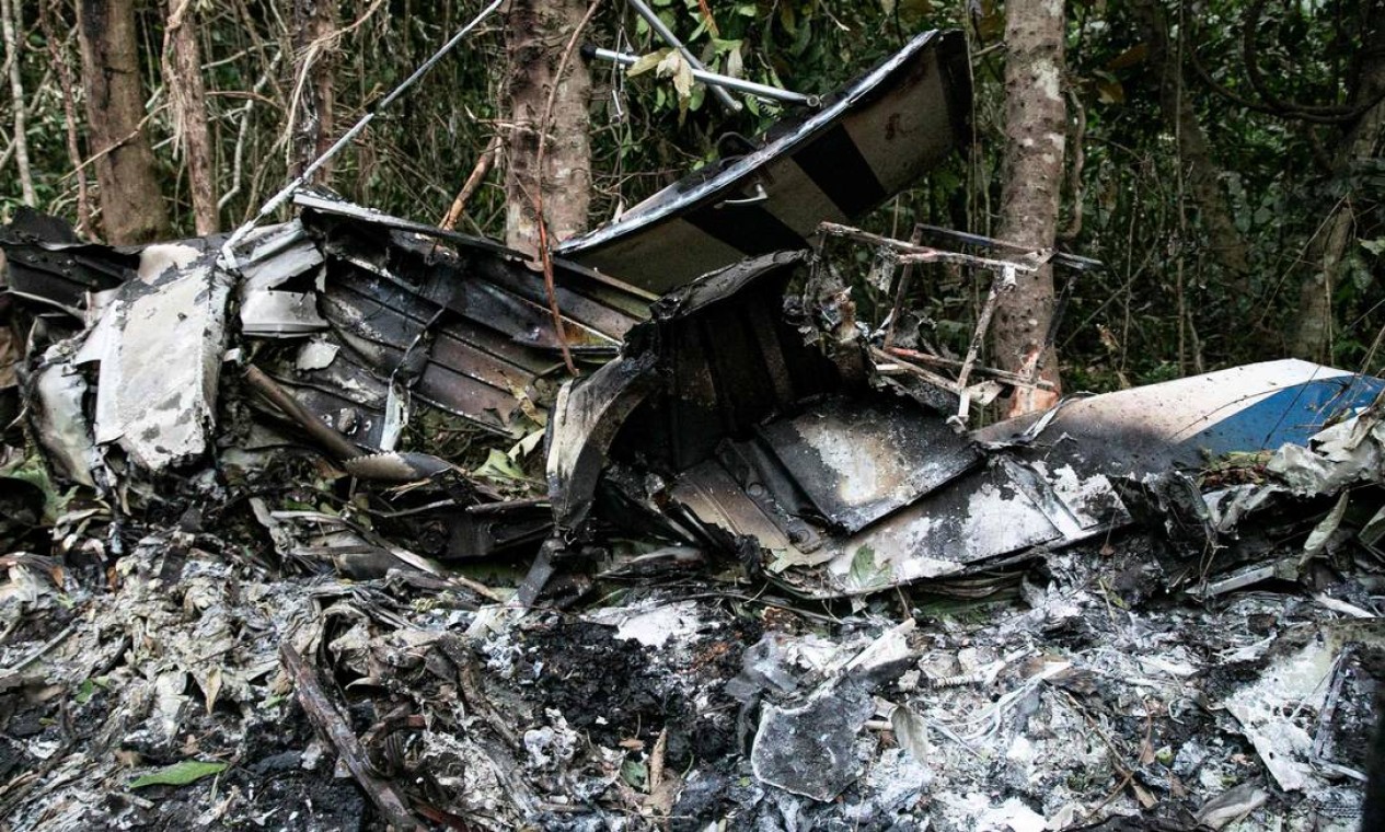 Destroços de um avião que transportava trablhadores de uma petrolífera são vistos em Nanga Eboko, cerca de 150 km (90 milhas) a nordeste de Yaoundé. Nove passageiros e dois tripulantes morreram Foto: - / AFP