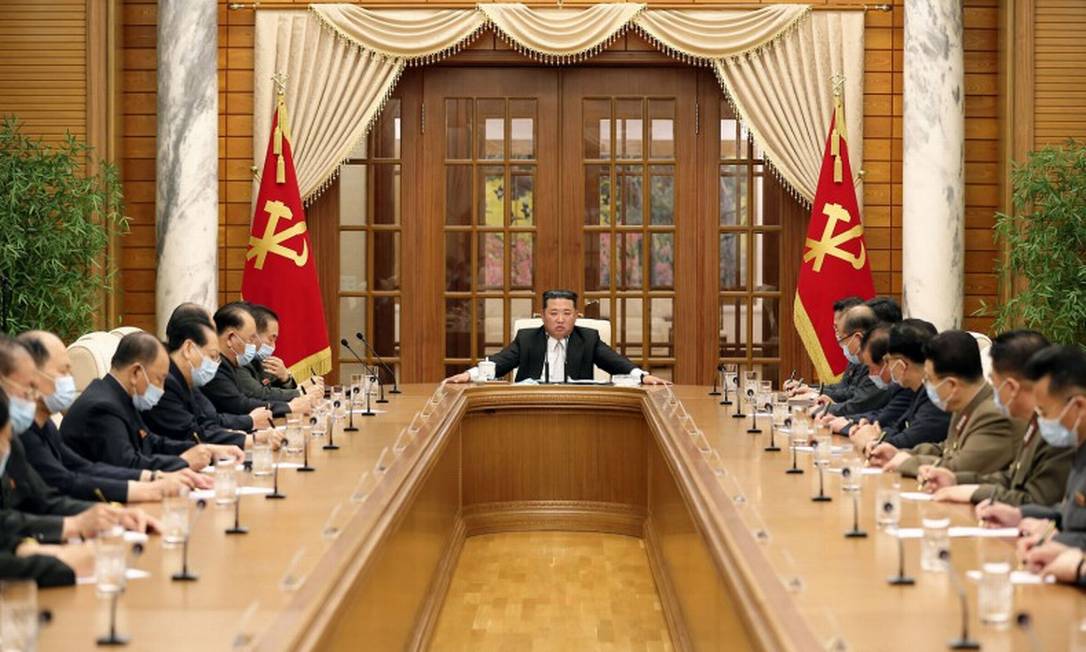 Líder da Coreia do Norte, Kim Jong-un, preside encontro de seu gabinete político em Pyongyang Foto: STR / AFP/12-5-2022
