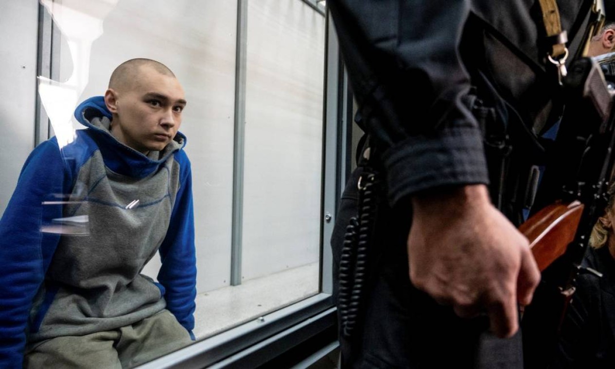 Militar russo Vadim Shishimarin, 21, é o primeiro acusado de crimes de guerra na Ucrânia Foto: Viacheslav Ratynskyi / REUTERS
