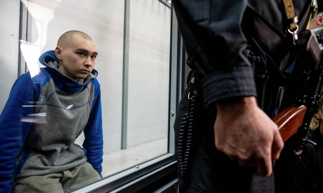 Militar russo Vadim Shishimari, 21, acusado de crimes de guerra na Ucrânia Foto: Viacheslav Ratynskyi / REUTERS