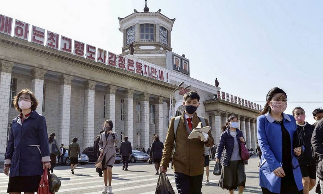 Pessoas usando máscara em frente à Estação de Pyongyang em uma foto de abril de 2020, quando a pandemia ainda estava no início Foto: KYODO Kyodo / REUTERS
