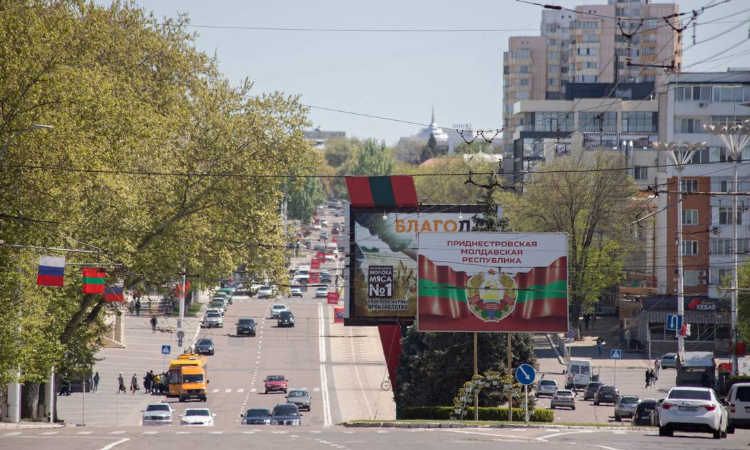 Brasão de armas da Transnístria em um banner no centro de Tiraspol, capital da região separatista Foto: Vladislav Bachev / Reuters / 5-5-2022