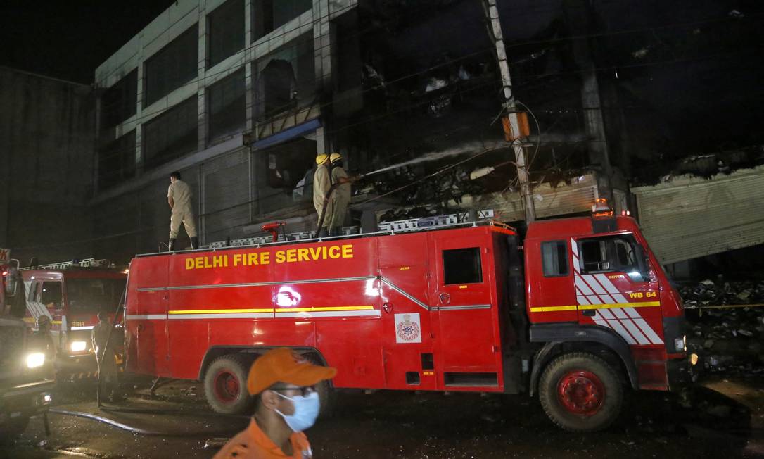 Bombeiros tentam apagar o incêndio que destruiu um prédio em Délhi Foto: STRINGER / REUTERS