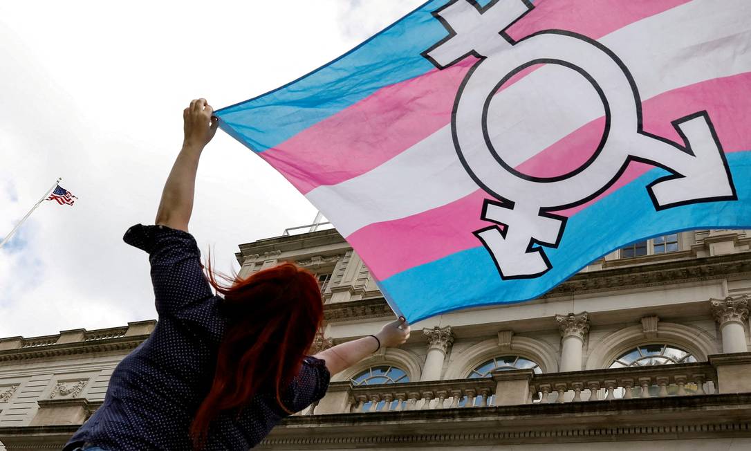 Pessoa com bandeira do orgulho trans durante protesto em Nova York Foto: BRENDAN MCDERMID / REUTERS