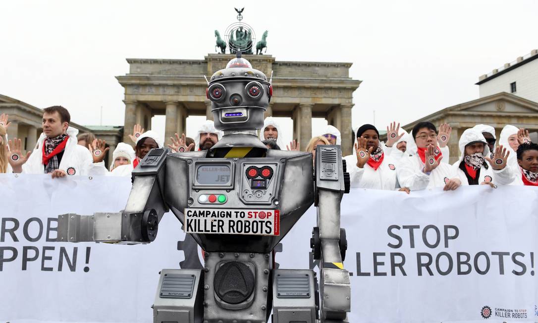 Ativistas de coalizão internacional fazem protesto diante do Portão de Brandenburgo, em Berlim, exigindo o banimento de armas autônomas, em 2019 Foto: Annegret Hilse / Agência O Globo