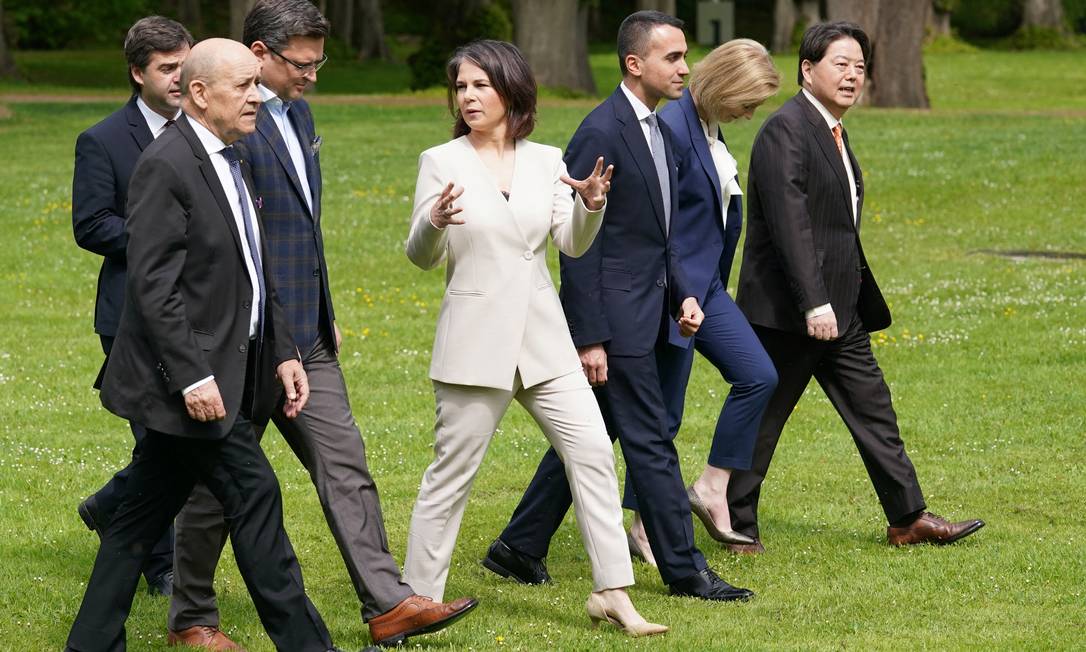 Ministros das Relações Exteriores do G7 caminham para a foto oficial acompanhados do ministro ucrânio Dmytro Kuleba Foto: POOL / Marcus Brandt/Pool via REUTERS/13-05-2022