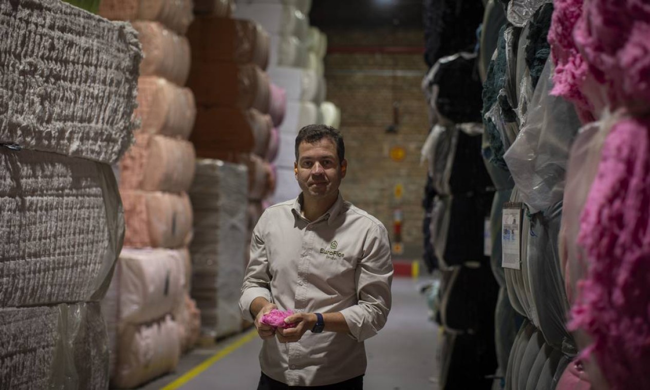 De tão desfiadas, as fibras voltam à forma de algodão como mostra Paulo Sensi, presidente da EuroFios, empresa especializada na reciclagem de fios Foto: Marcia Foletto / Agência O Globo