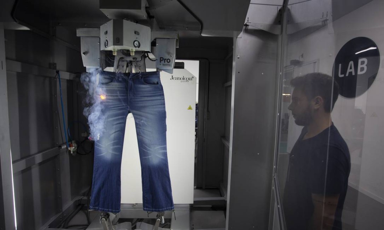 A Malwee usa laser em vez de lavagens para criar efeitos no jeans. Assim, conseguem reduzir de 100 litros para um copo de água a quantidade de água necessária no processo de uma peça Foto: Marcia Foletto / Agência O Globo