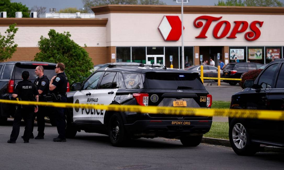 Policiais fazem a segurança de área onde atirador lançou ataque em supermercado em Buffalo, Nova York Foto: STRINGER / REUTERS