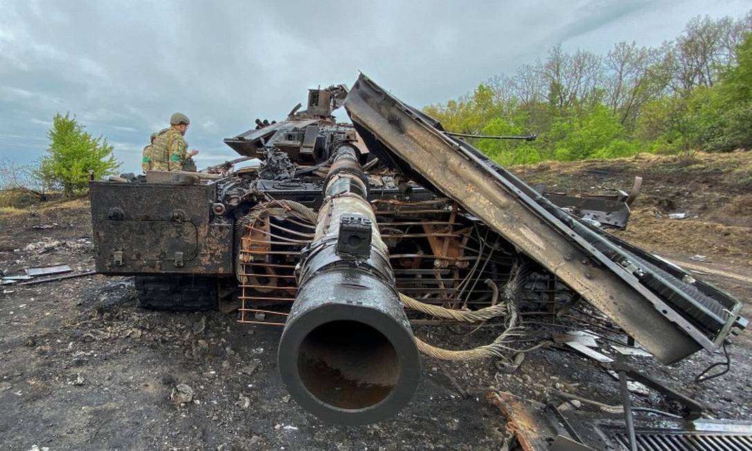 Tanque russo T-90M Proryv destruído pelo Exército ucraniano próximo do vilarejo Staryi Saltiv, na região de Kharkiv Foto: STRINGER / REUTERS