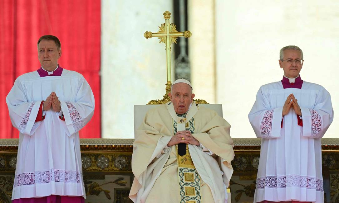 Papa Francisco lidera uma missa de canonização na Praça de São Pedro, no Vaticano. Foto: VINCENZO PINTO / AFP