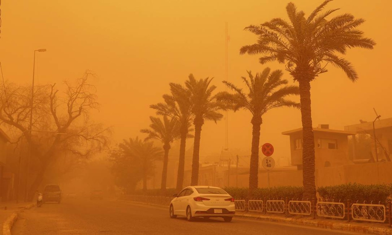 Iraquianos acordaram, nesta segunda-feira (16), com um céu ocre causado por uma nova tempestade de areia que obrigou a fechar aeroportos e administrações públicas e suspender atividades em escolas e universidades Foto: ASAAD NIAZI / AFP